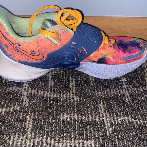 Athletic_Shoes